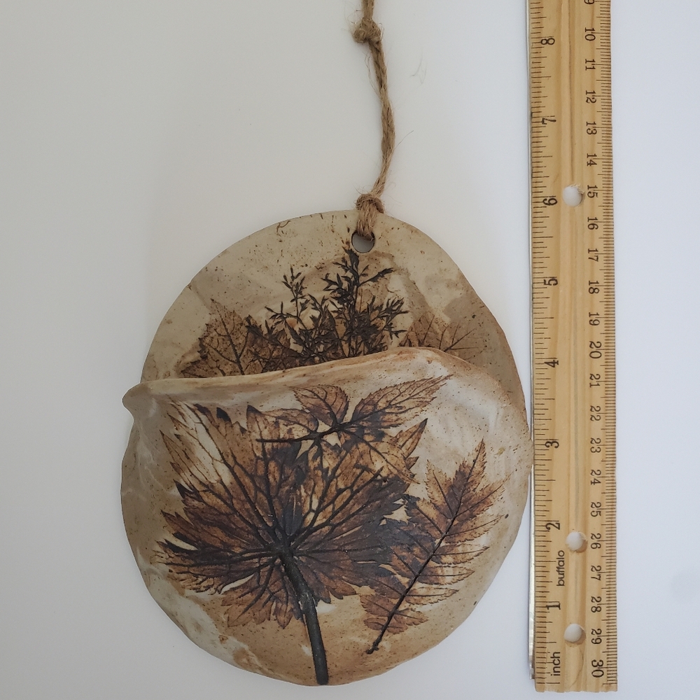 Studio Pottery Wall Pocket Embossed Leaves Signed Garnet - Picture 12 of 12